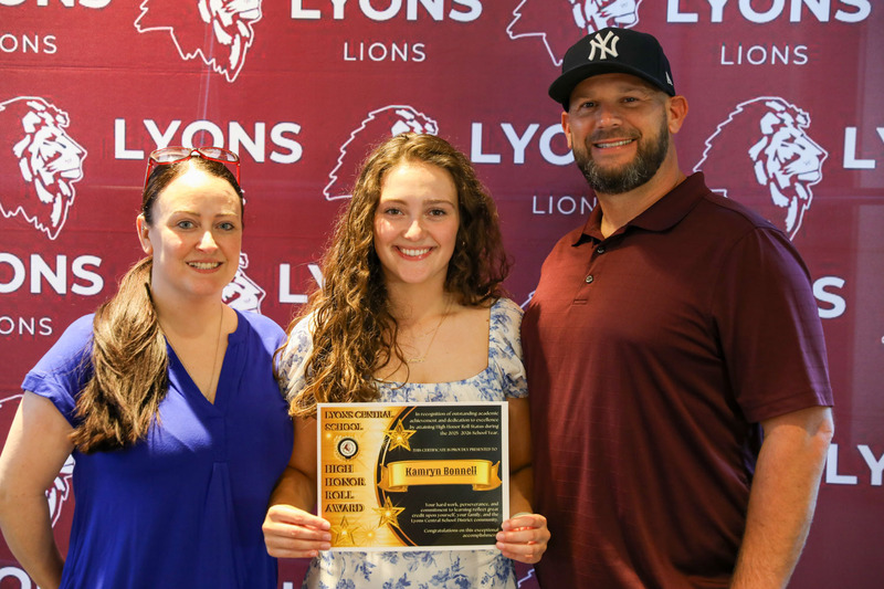 student with her parents