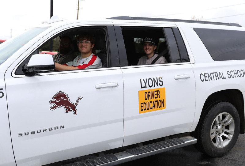 students in drivers ed car