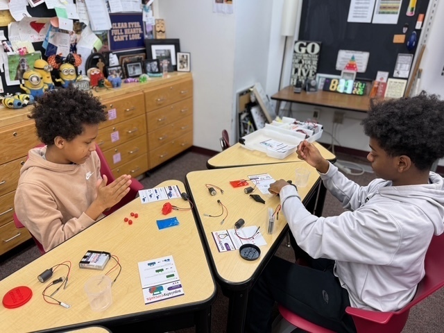 8th graders working on circuts