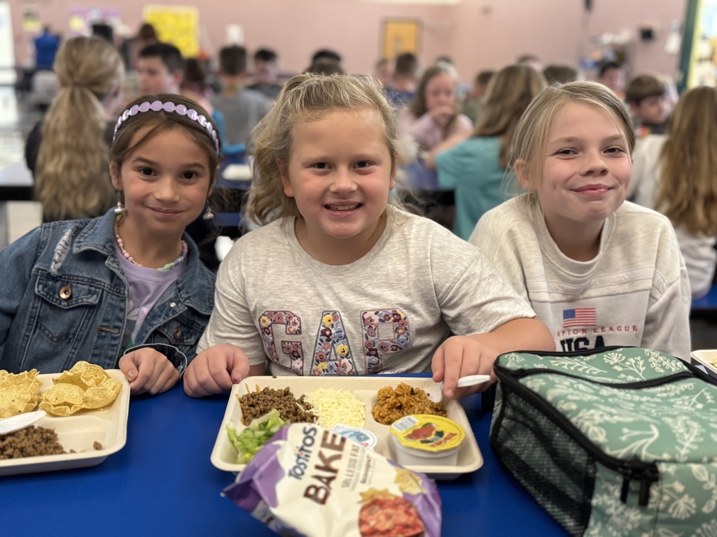 students eating lunch.