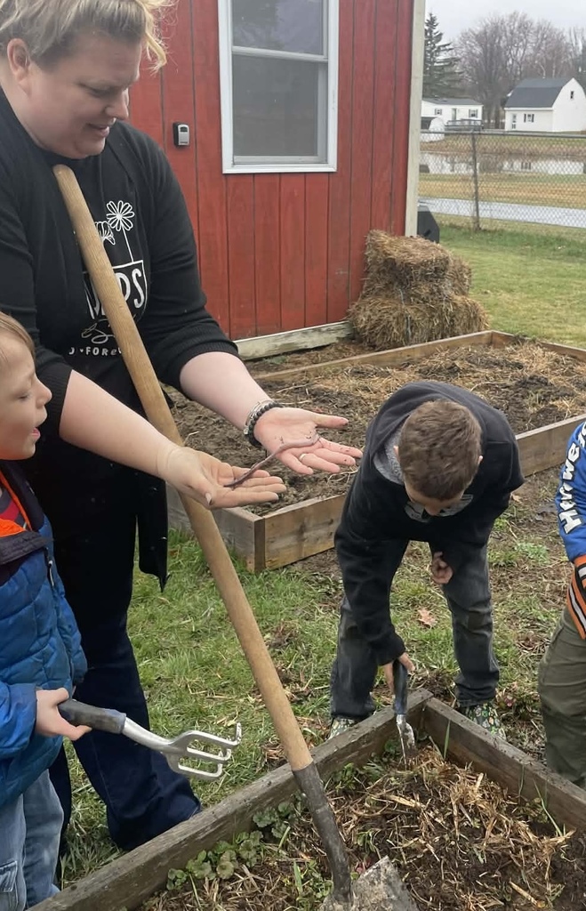 students digging for worms