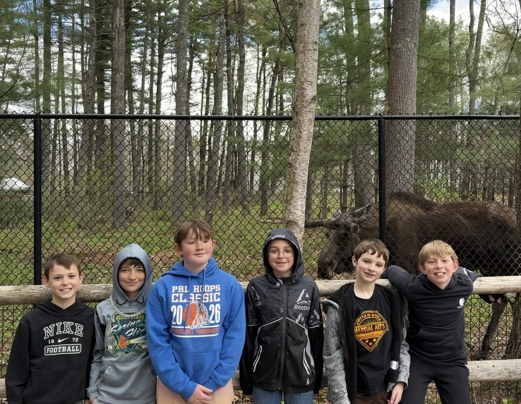students posing for a picture at the Maine Wildlife park