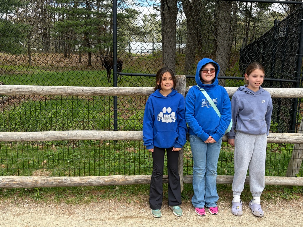 students posing for a picture at the Maine Wildlife park