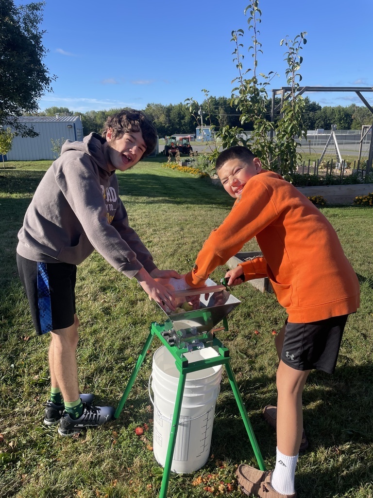 LJHS Students pressing apples.