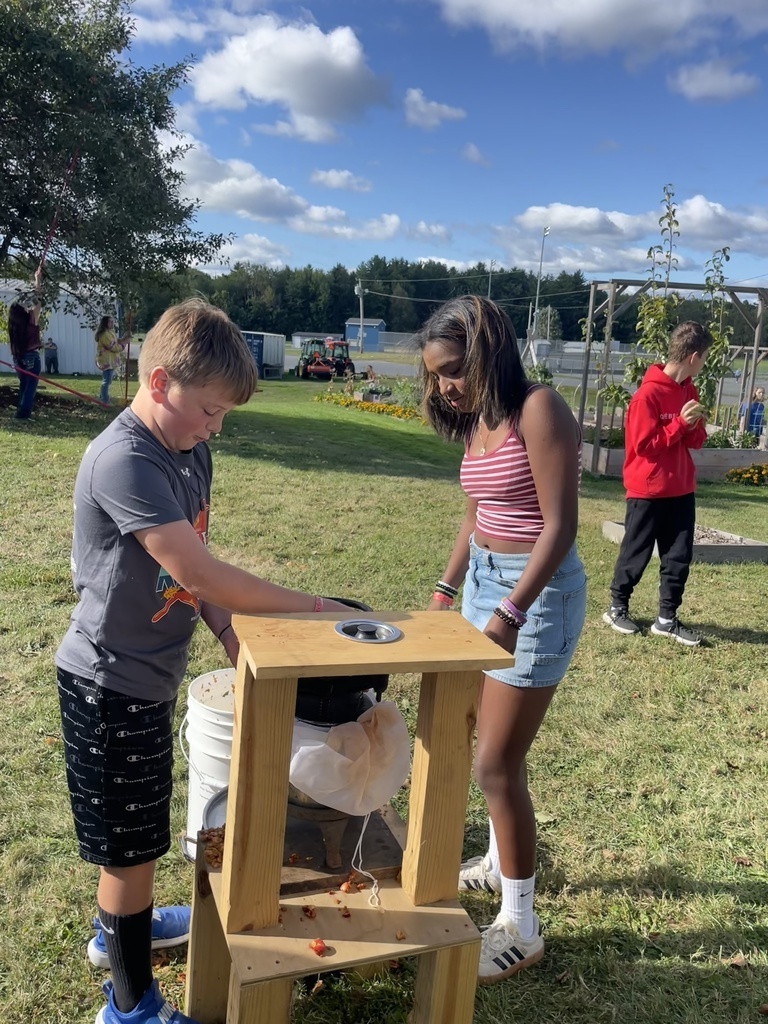 LJHS Students pressing apples.
