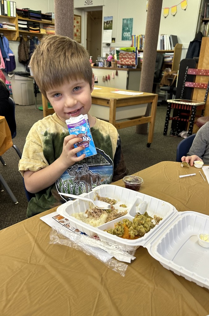 students eating their Thanksgiving lunch