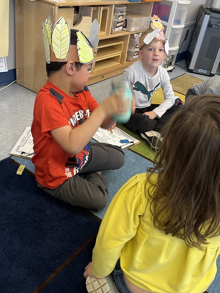 students eating their Thanksgiving lunch