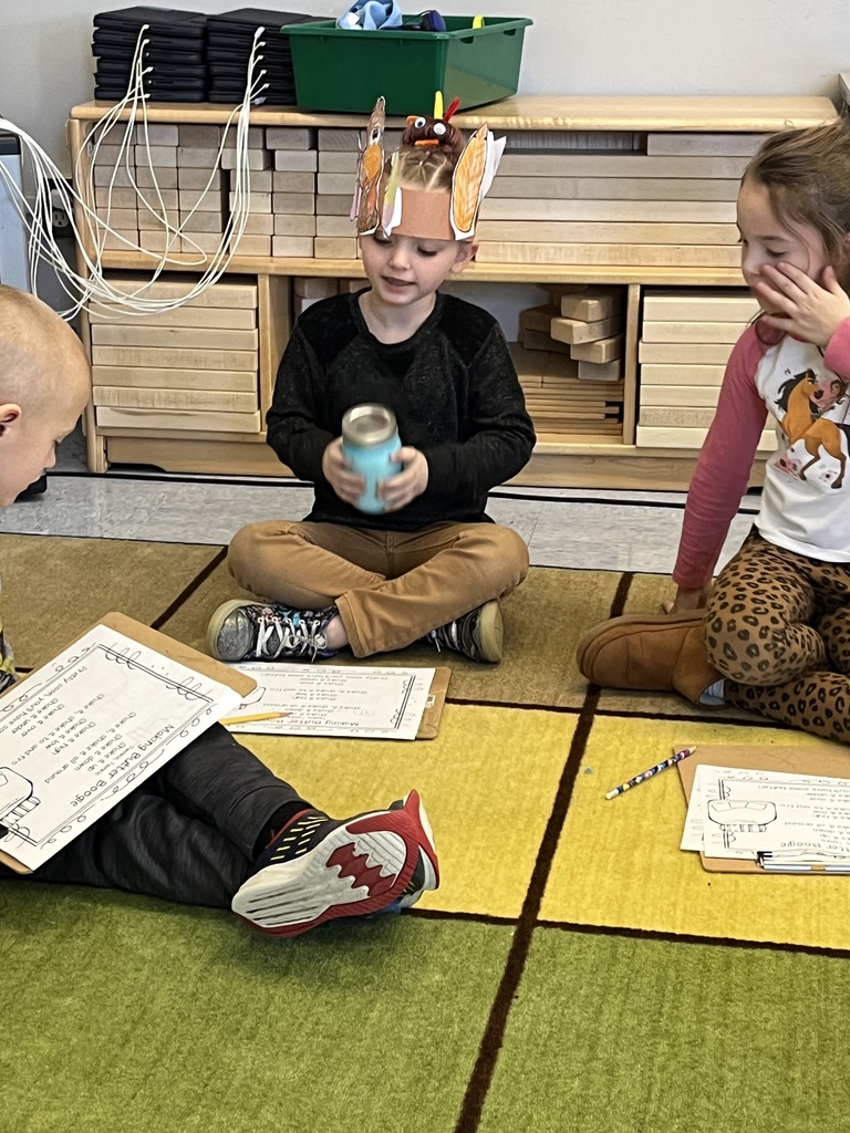 students eating their Thanksgiving lunch