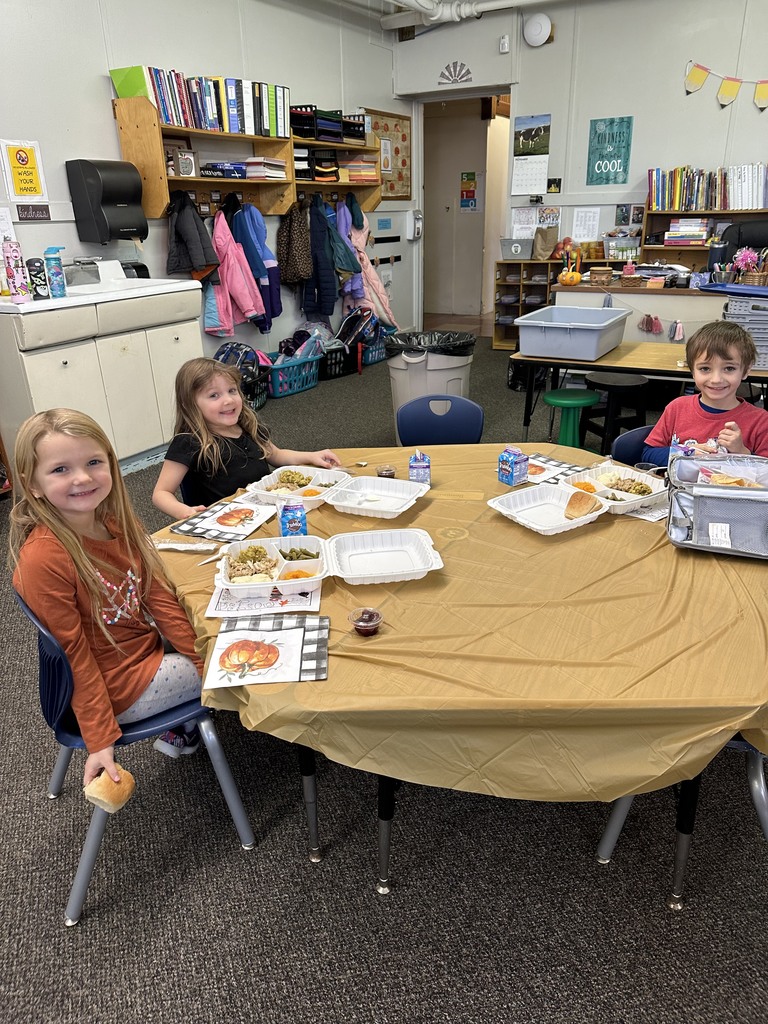 students eating their Thanksgiving lunch