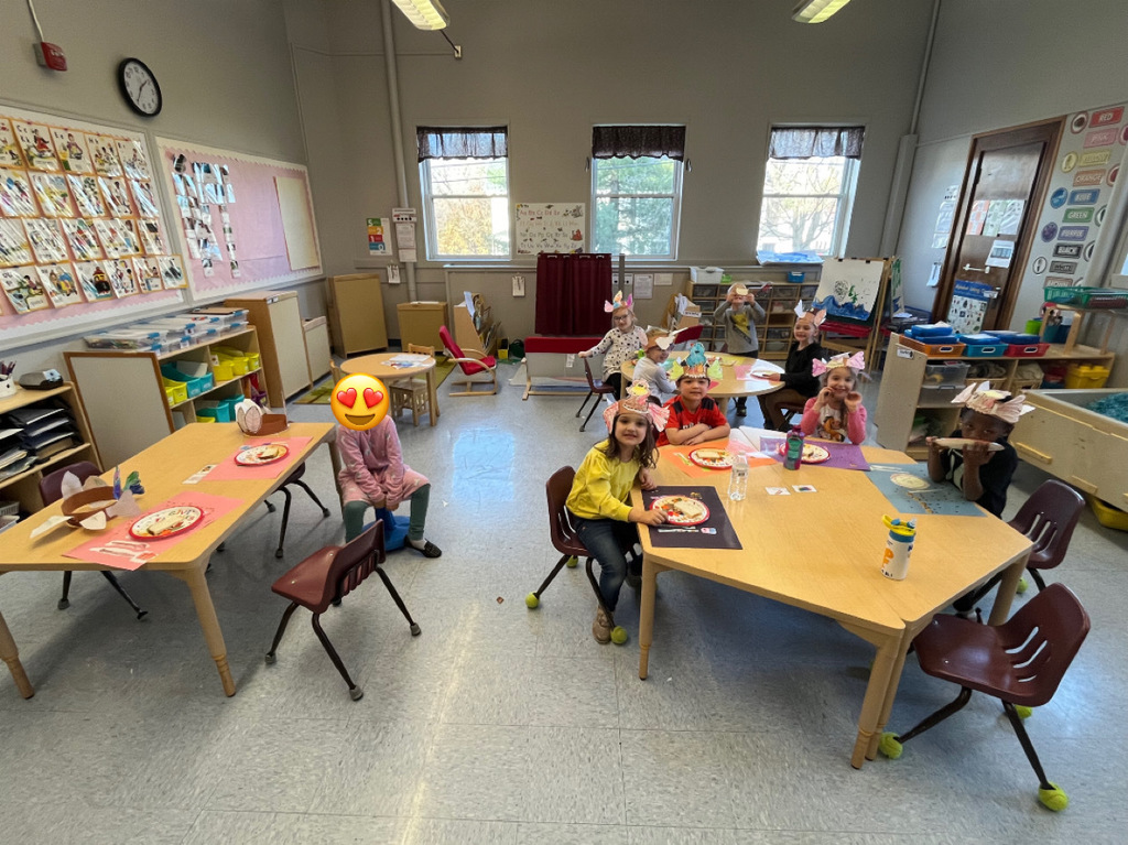 students eating their Thanksgiving lunch