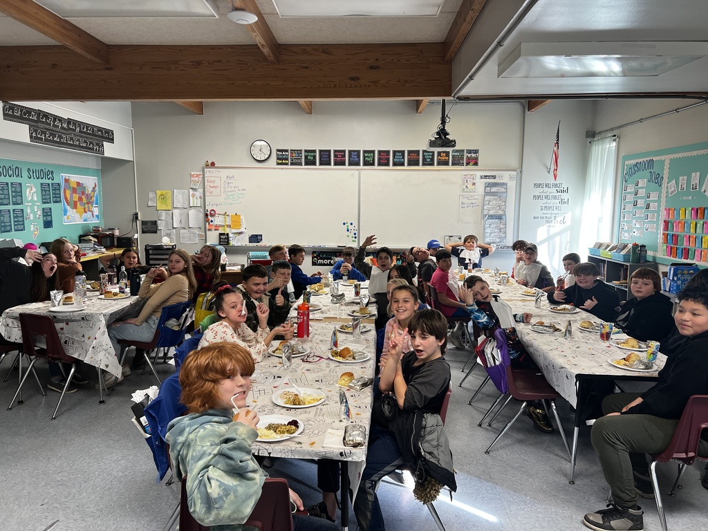 Clinton students enjoying a Thanksgiving meal together. 