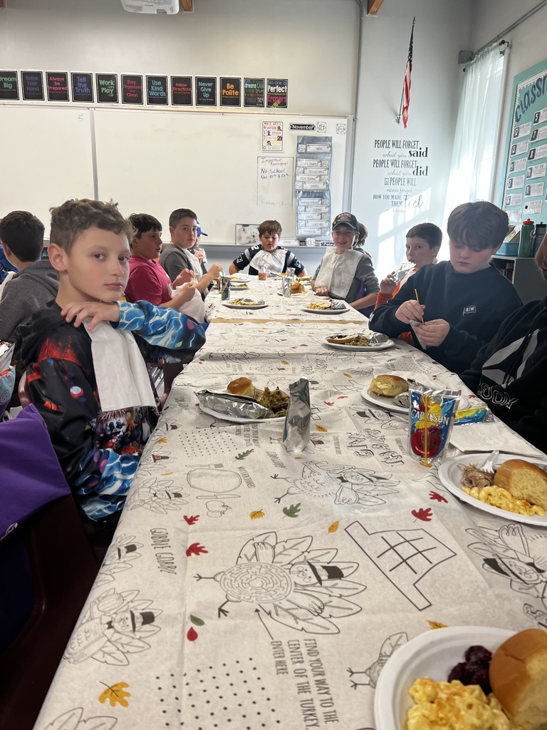 Clinton students enjoying a Thanksgiving meal together. 