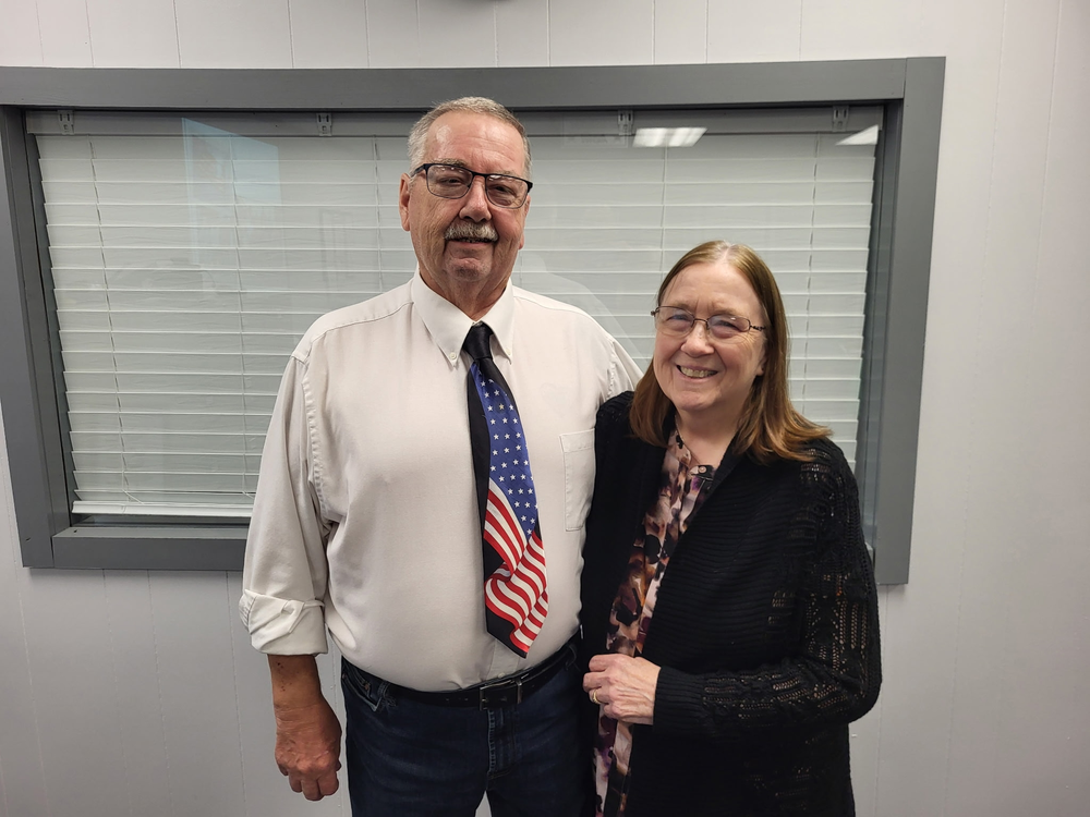 Don Barrett and Vicki Barrett pose for a photo 
