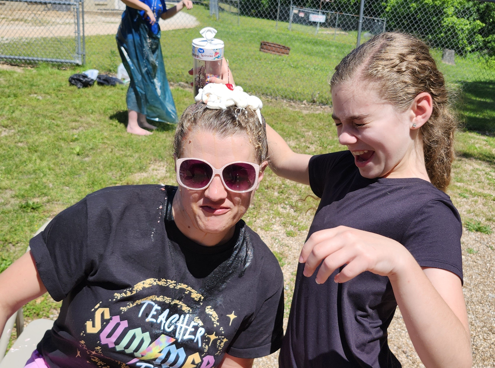 Vivian builds a Sundae on Mrs. Rooffener's head!