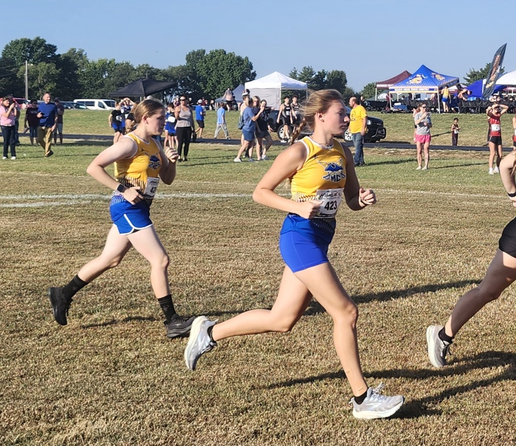 Kelsie and Bailey at the start
