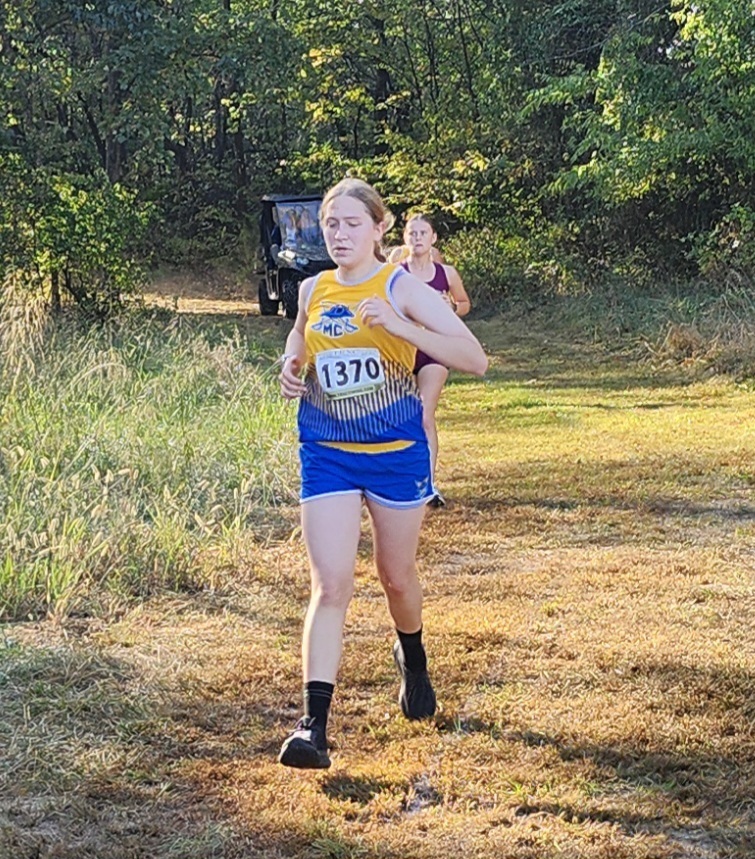 Kelsie lengthen her stride as she prepares for a long down hill just after the 2nd mile.
