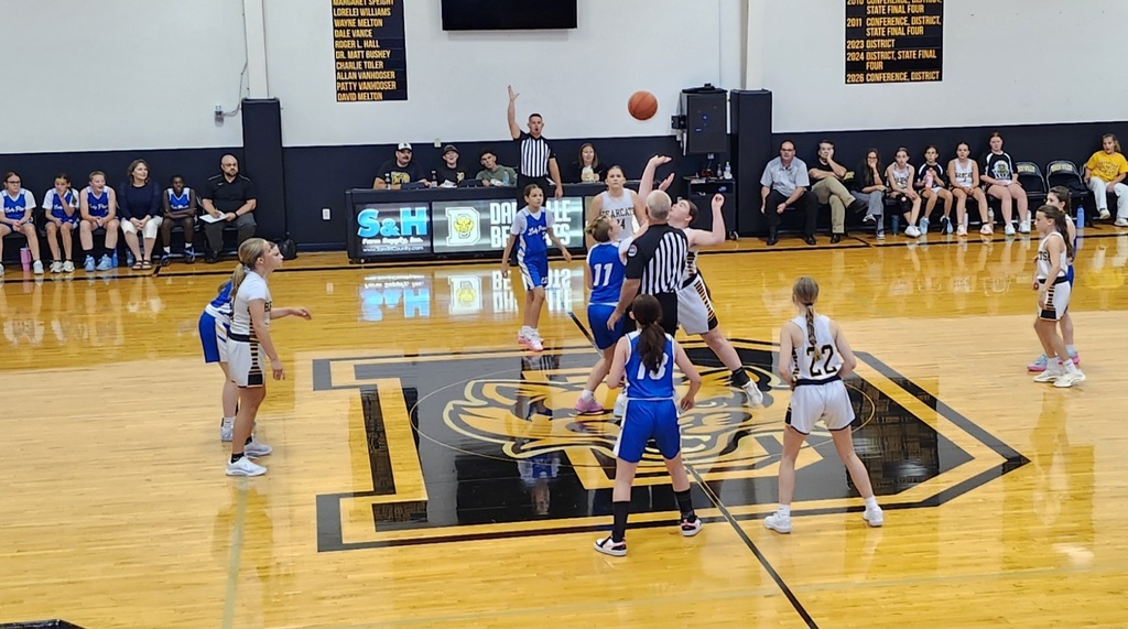 Macks Creek wins the tip off.