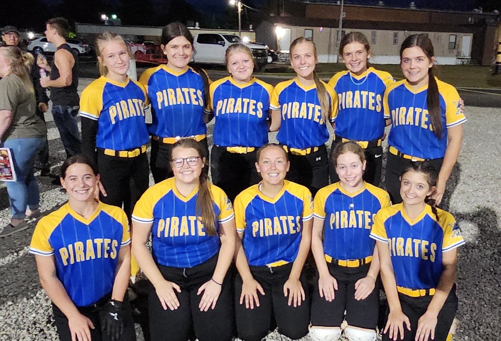 Lady Pirates took a photo before taking the field tonight in Richland