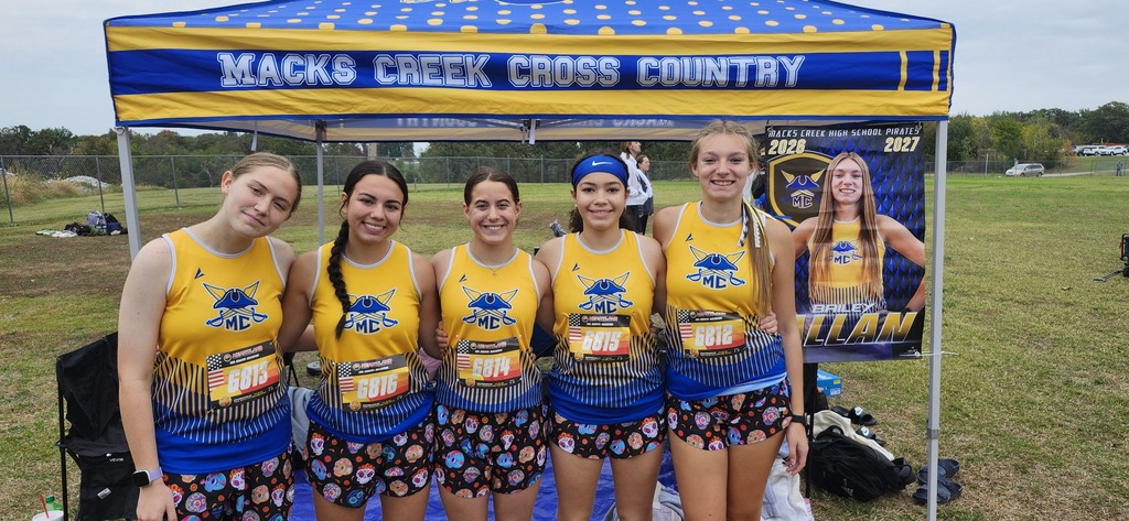 The Lady Pirates posed for a photo before this morning's race.
