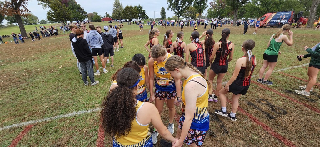 The Lady Pirates pray just before the race.