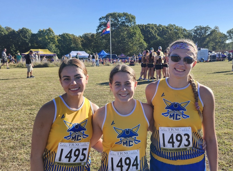Izzy, Kaelee and Bailey just before the start of the race.