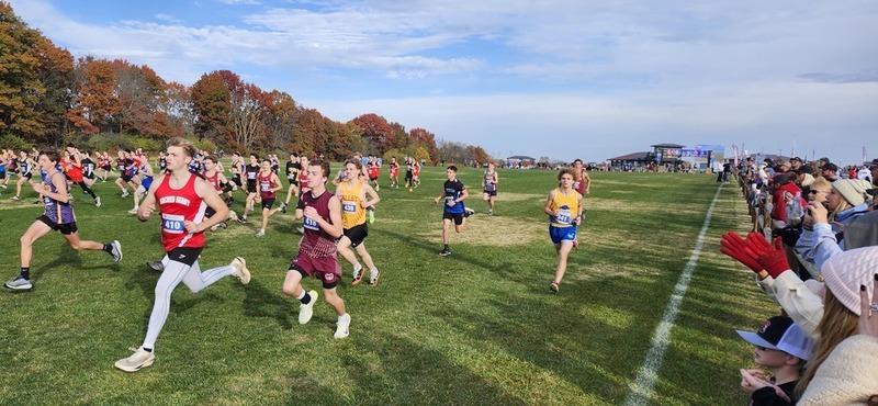 Carter runs in the opening seconds of the race. Lots of runners are in the foreground.