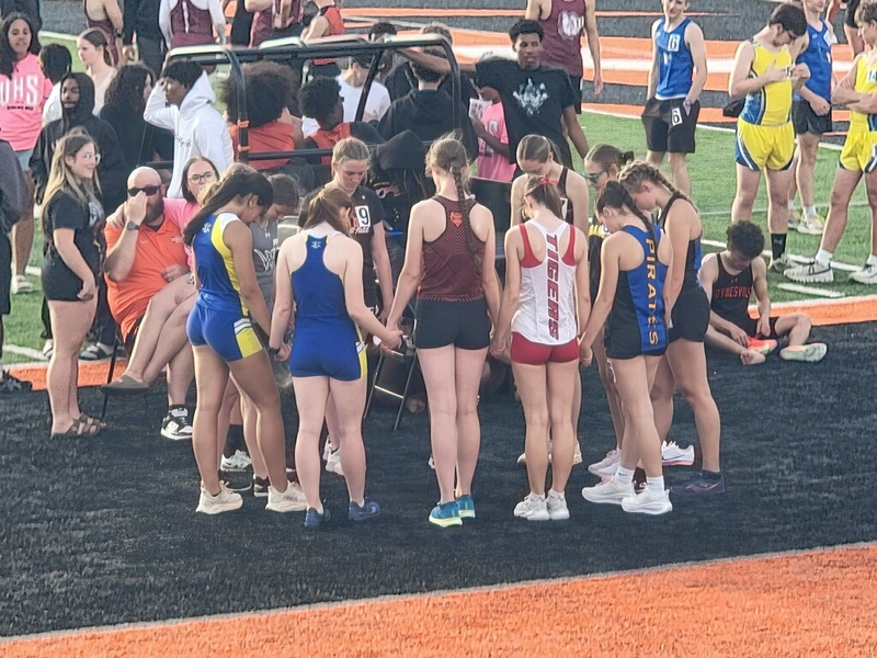 Students pray before the race 