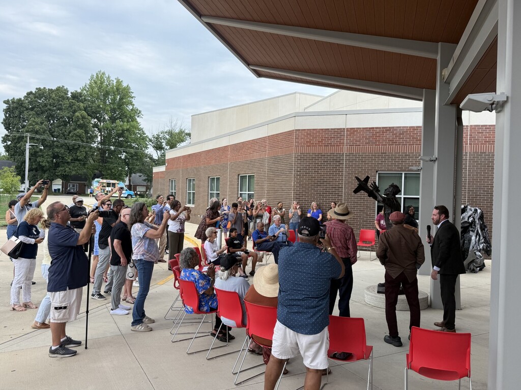 Audience for statue dedication