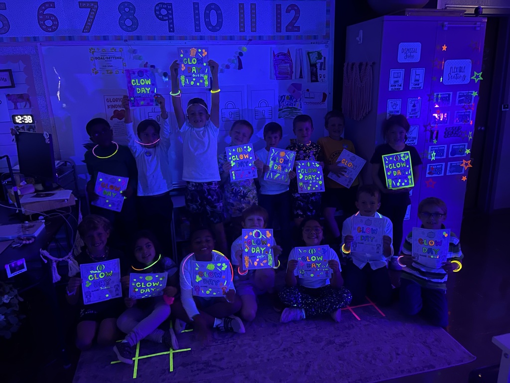 Class Picture of Glow Day Awesomeness