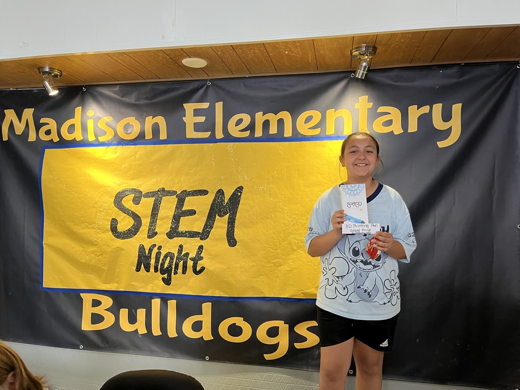MES STEM Night Grand Prize Winner: Elaina Castaneda won a 3D Printing Pen