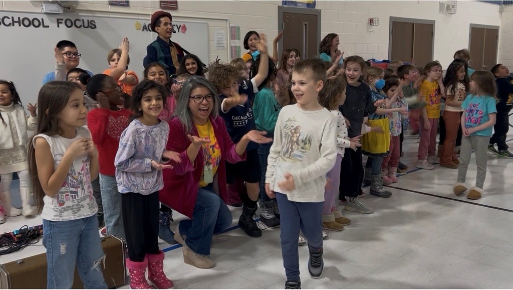 Students smile and clap during the 123 Andres performance
