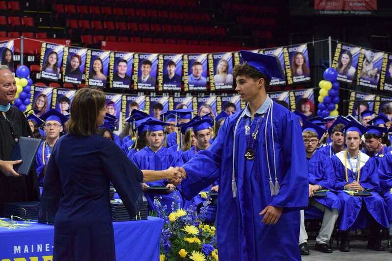 grad shaking hands