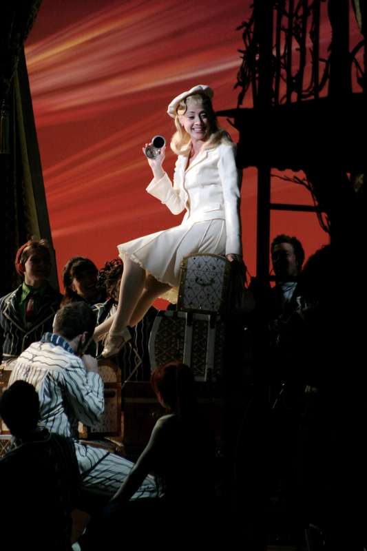glinda on stage singing