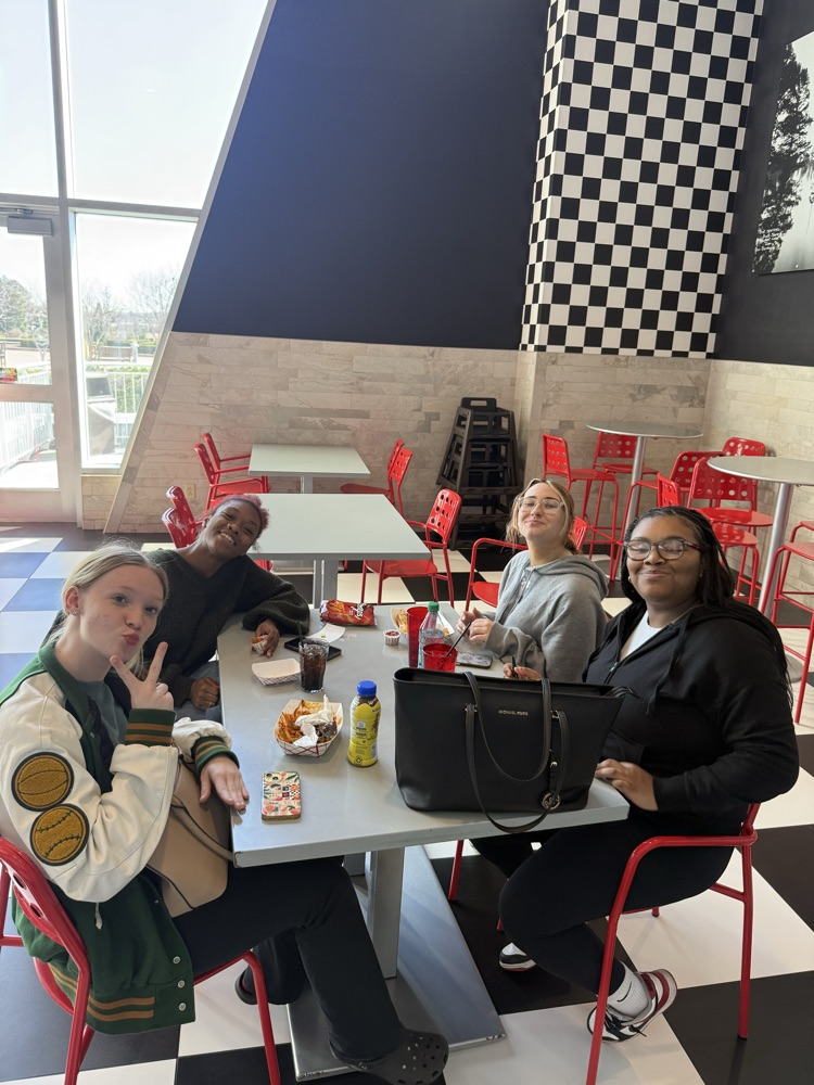 jag students eating lunch 