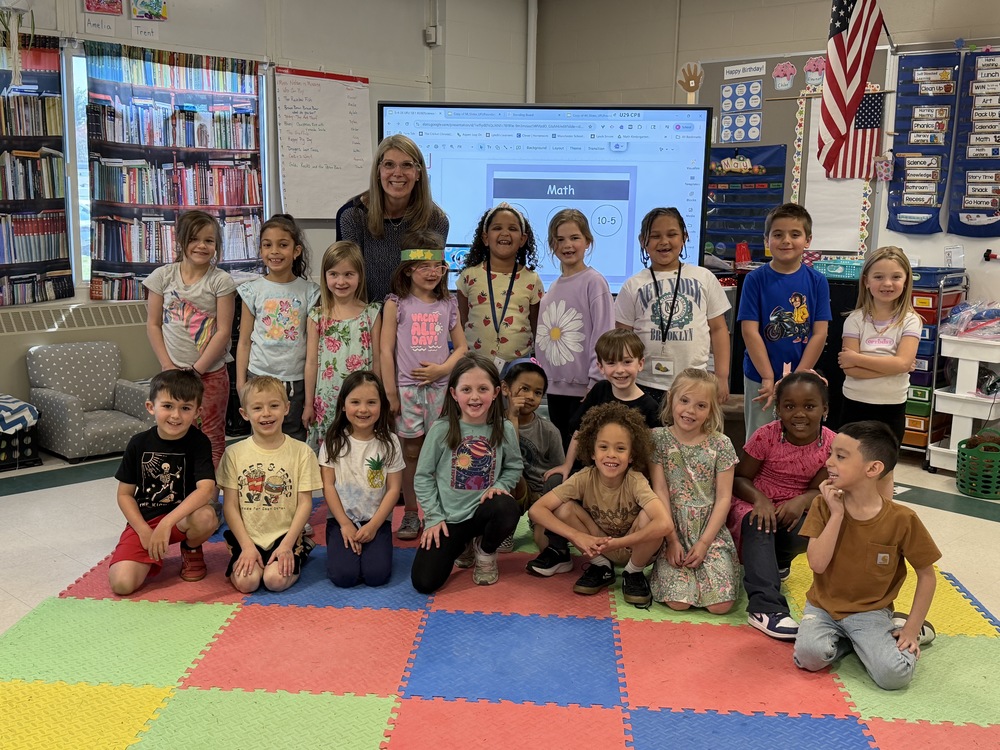 Kimberly Lynch and her kindergarten class