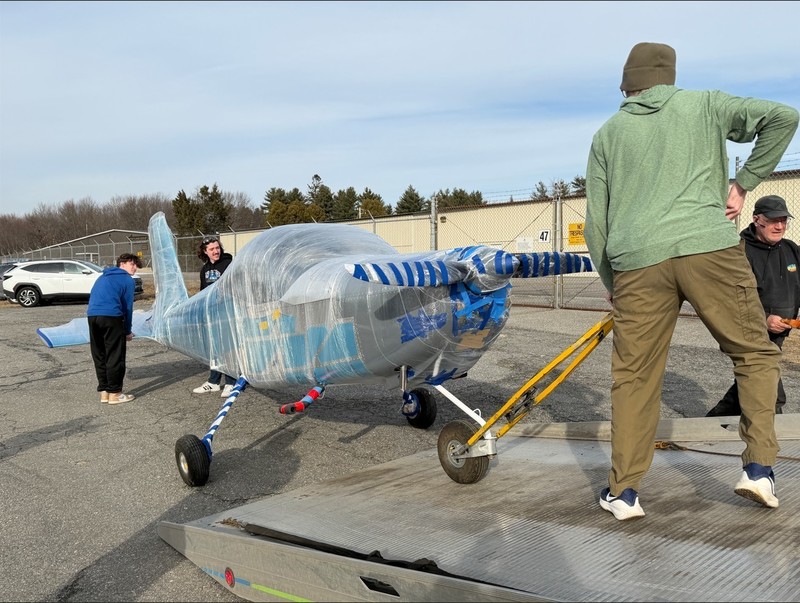 students unload MST plane at MHT