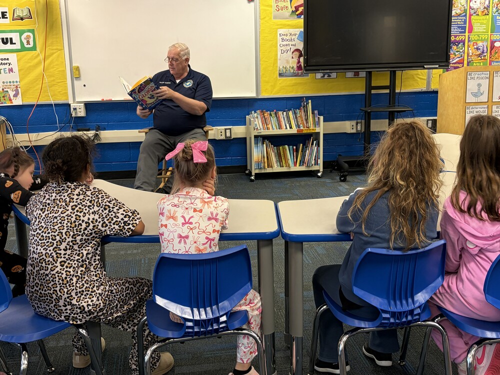 Mayor Hankins reads to students at Whiting Elementary