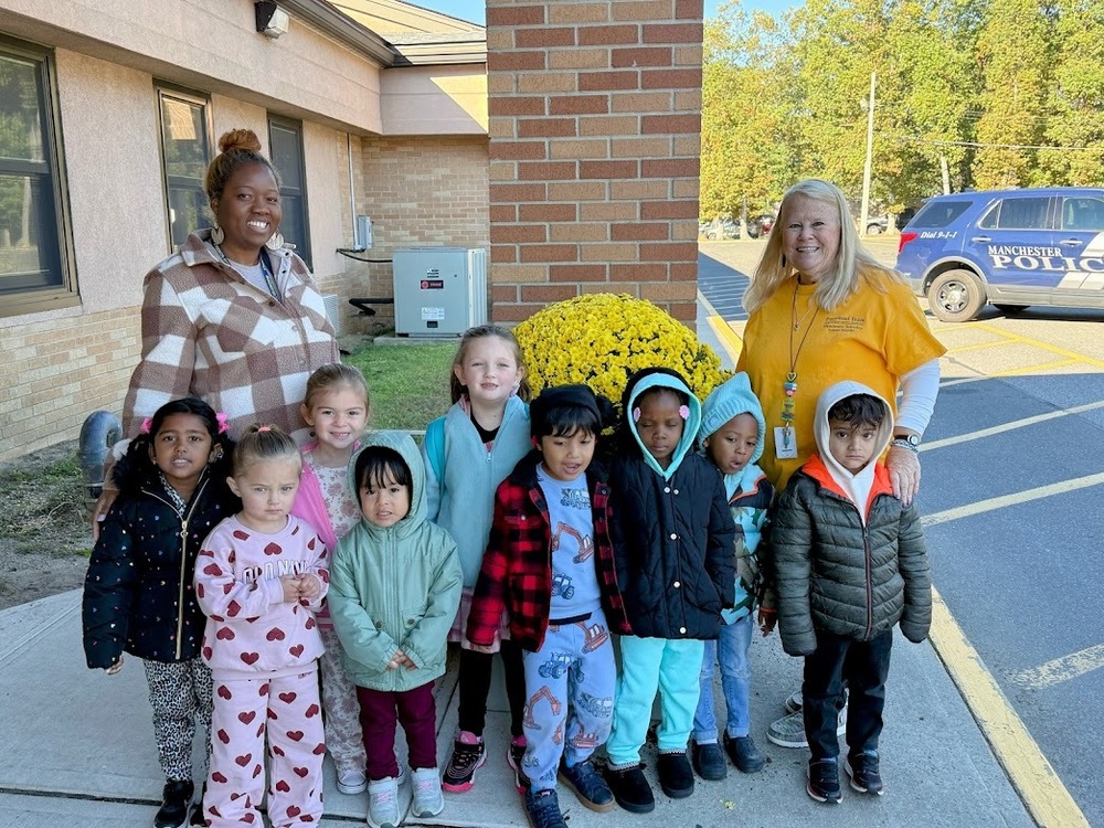 RES PRESCHOOL STUDENTS PLANT MUMS