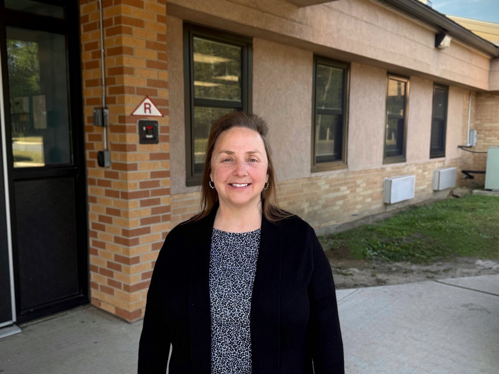 🌟 Local Hero Alert! 🌟 Ridgeway Elementary Teacher’s Assistant Ms. Jo-Ann Delahanty is being celebrated for her quick action & care that kept a student safe at school.