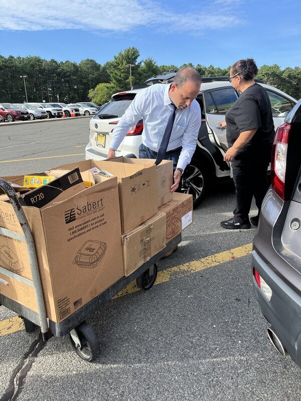Applebee's staff and MTSD staff unloading school supplies