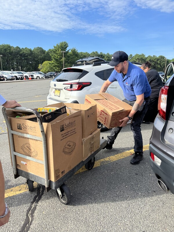Applebee's staff and MTSD staff unloading school supplies