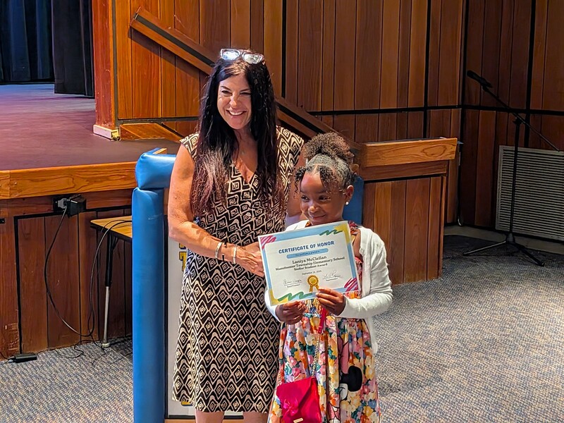 Laniya receiving a recognition certificate