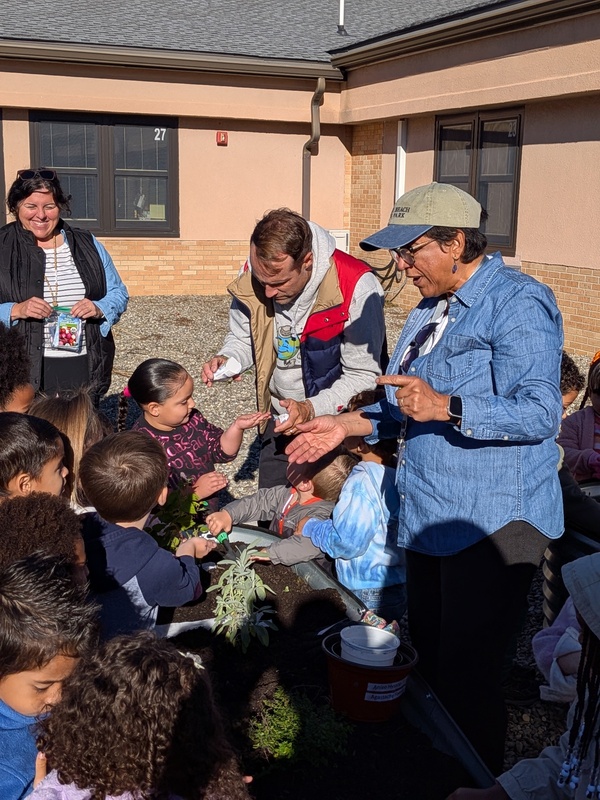 Rutgers Master Gardeners speaking to RES students