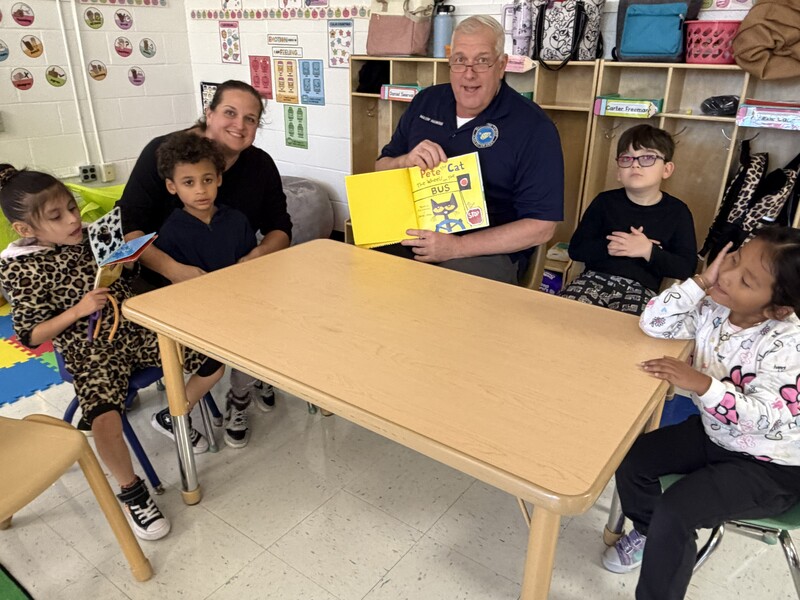 Mayor Hankins reads to students at Whiting Elementary