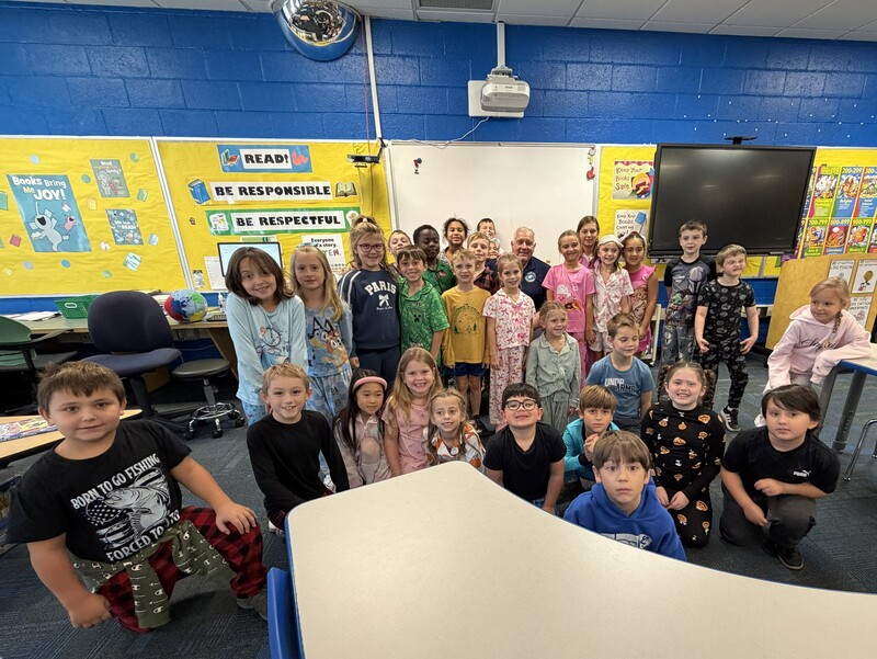 Whiting Elementary Students pose with Mayor Hankins