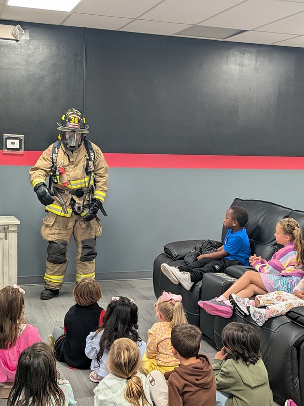 Firefighters show firefighter equipment to MTES students