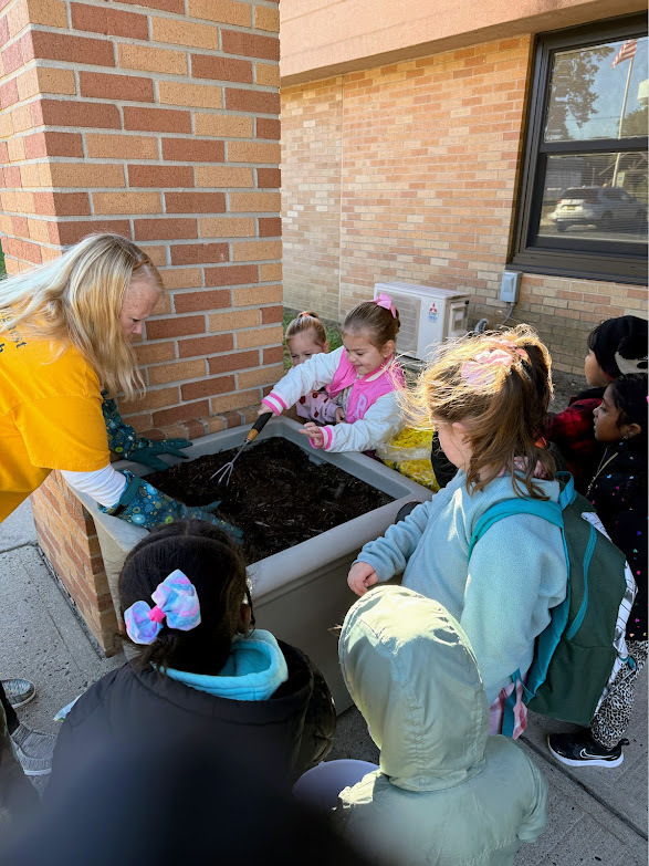 RES PRESCHOOL STUDENTS PLANT MUMS
