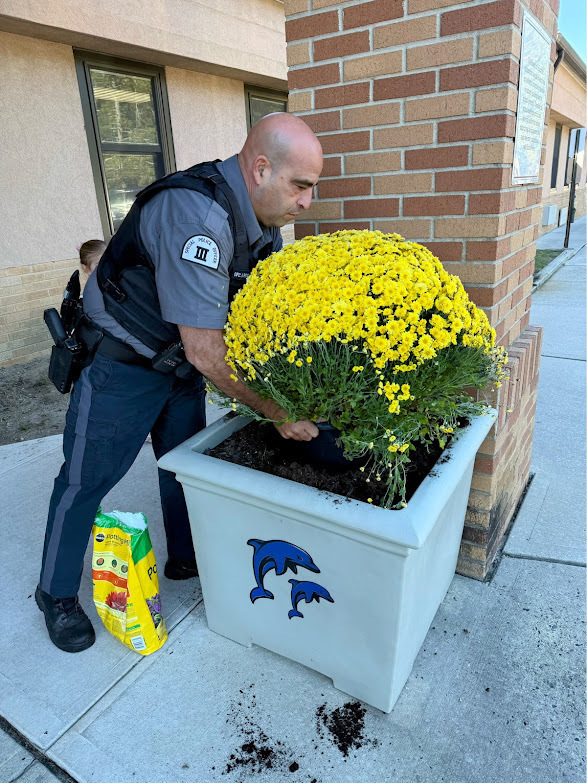 RES PRESCHOOL STUDENTS PLANT MUMS