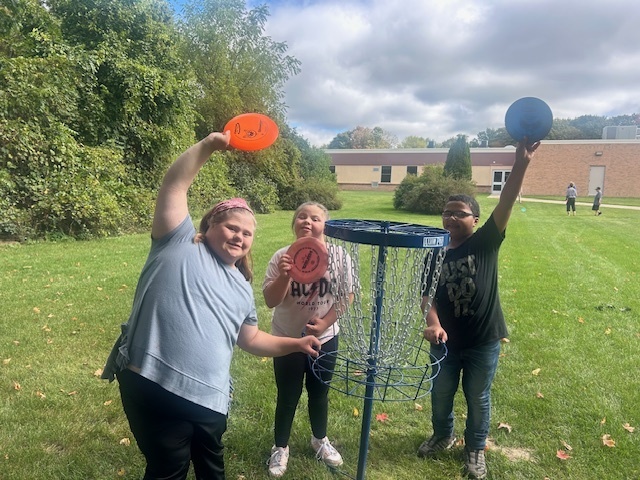 students playing frisbee golf