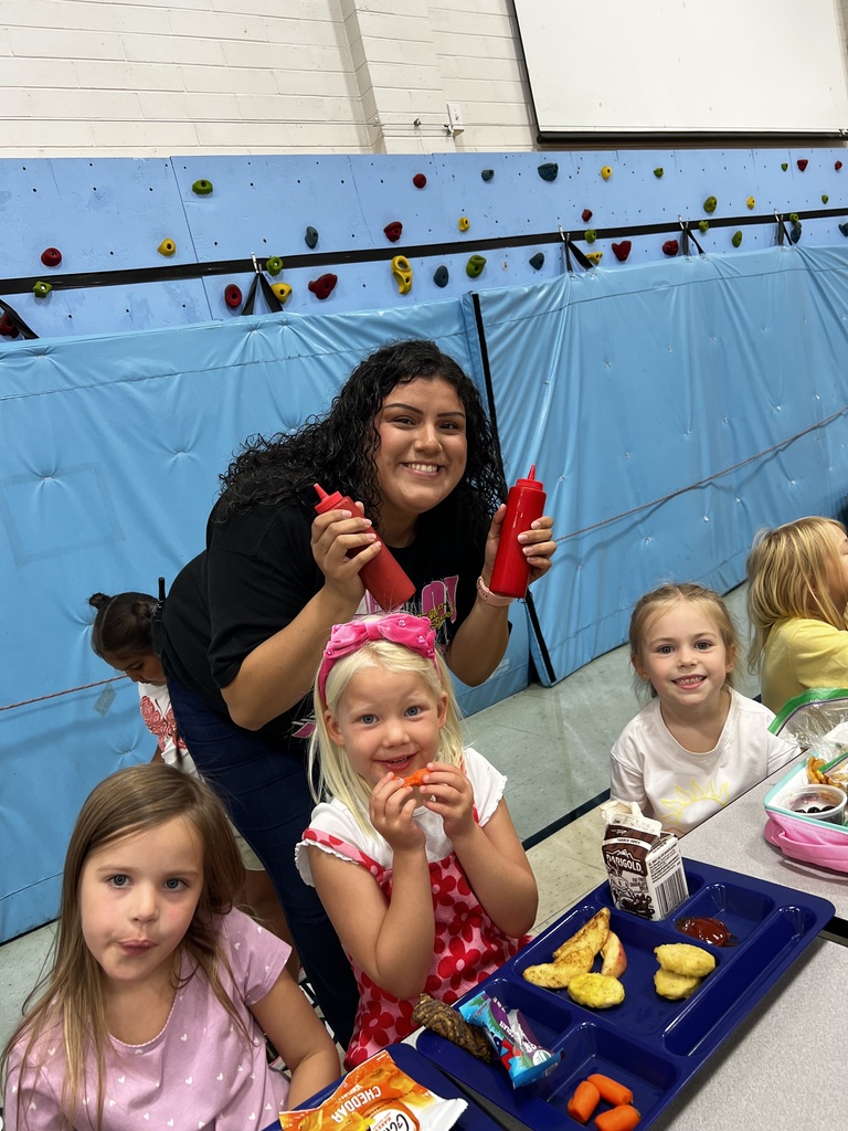 Ms. Mendoza and students at lunch.